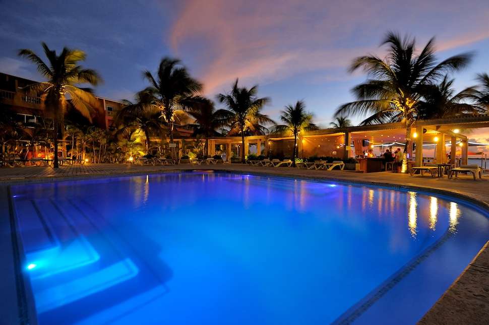 Een foto van het zwembad bij Eden Beach Resort