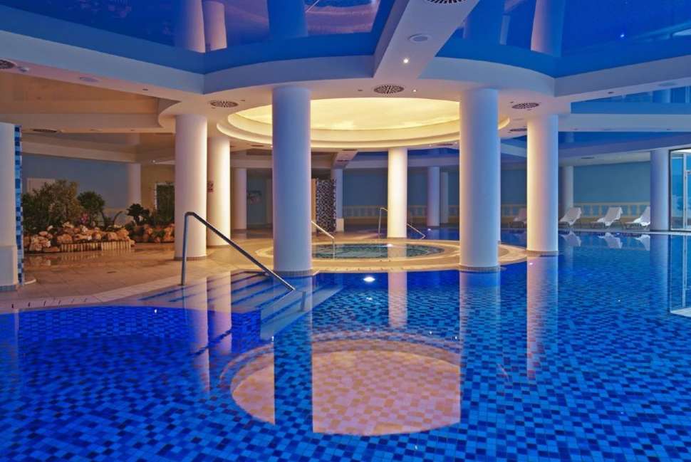Een foto van het zwembad bij La Marquise Luxury Resort