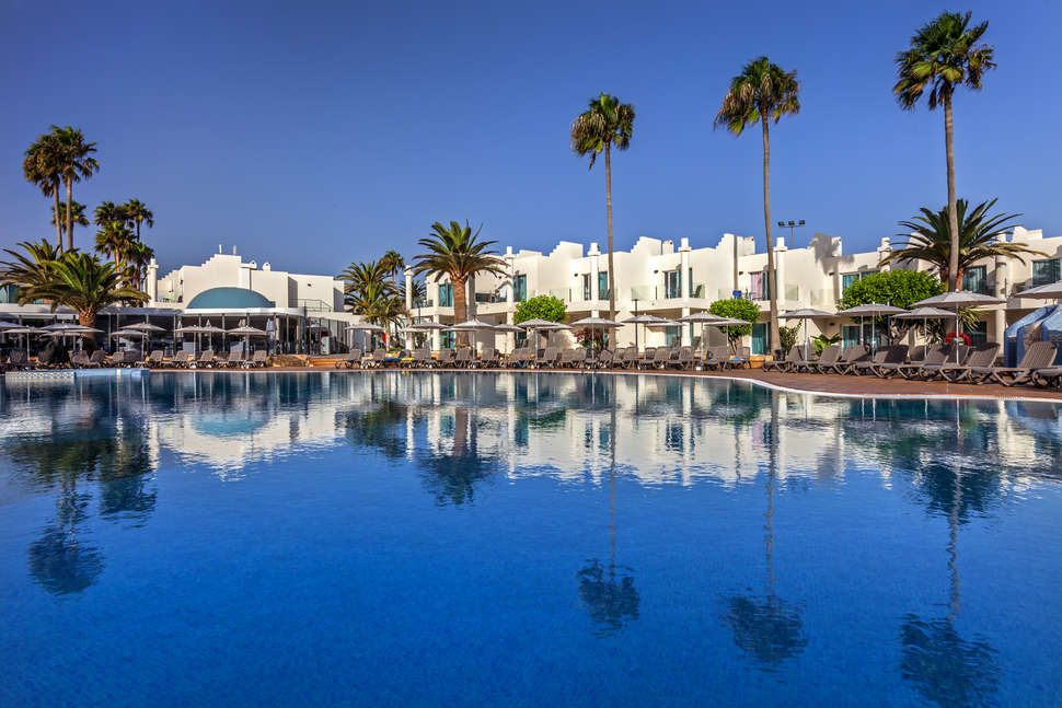 Een foto van het zwembad bij Barcelo Corralejo Sands
