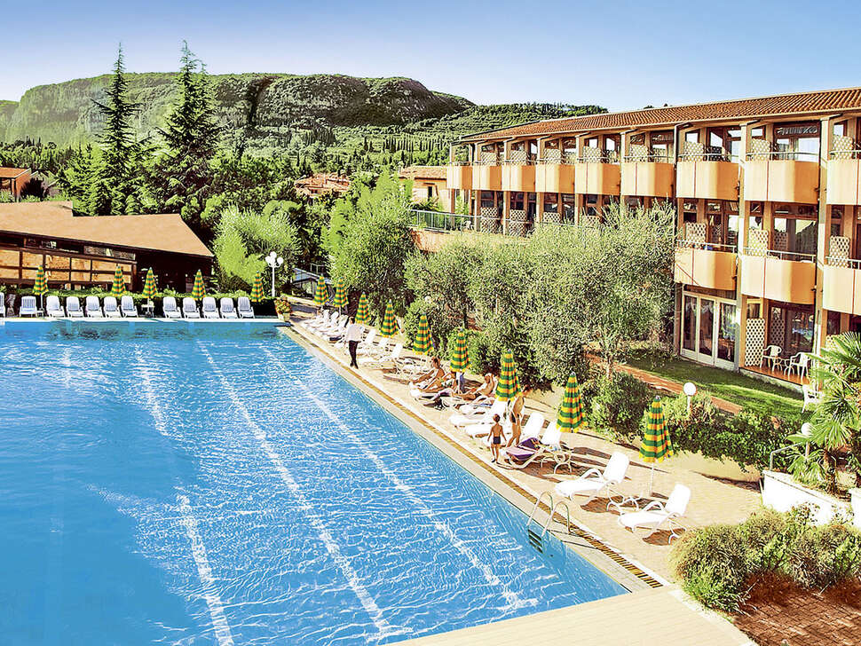 Ein Foto vom Pool im Hotel Palme Royal & Suite
