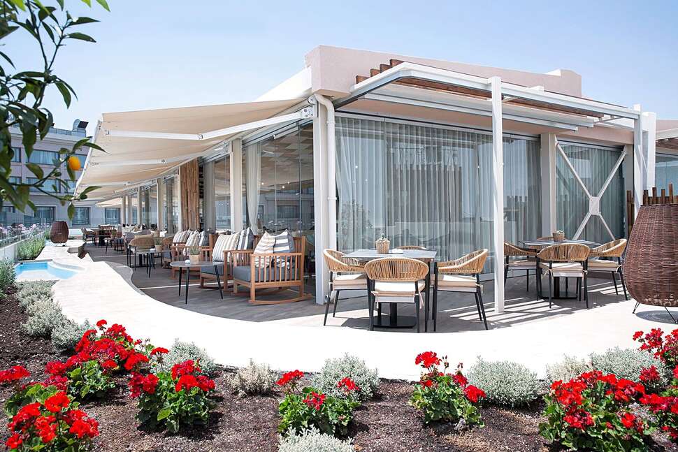 Een foto van de buitenkant van Zeus Essence Wyndham Athens Residence