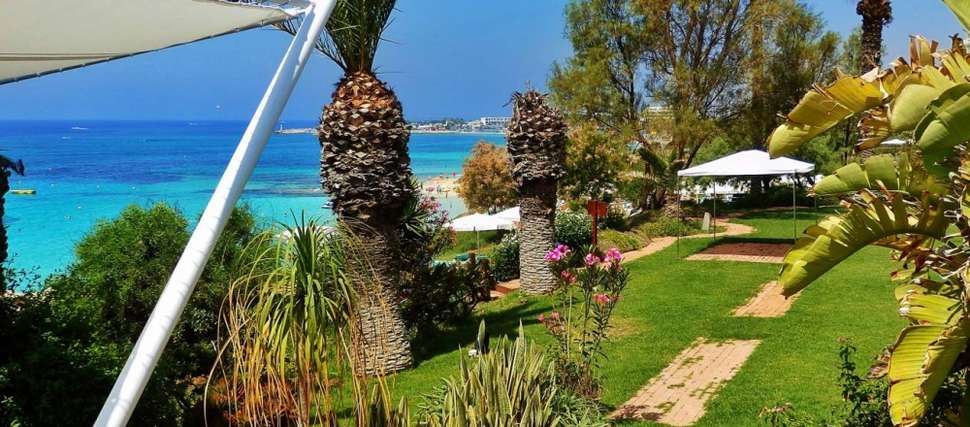 Een foto van de buitenkant van Grecian Sands Hotel