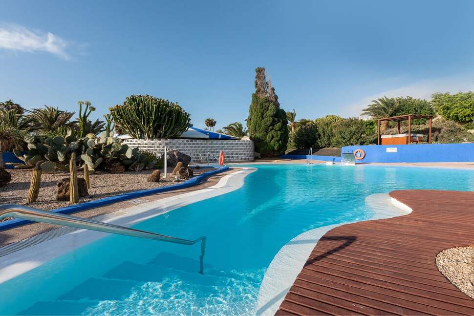Ein Foto vom Pool im Hotel Livvo Risco del Gato Suites