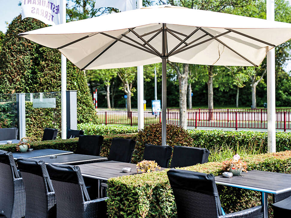 Een foto van het terras bij Fletcher Hotel-Restaurant Arneville
