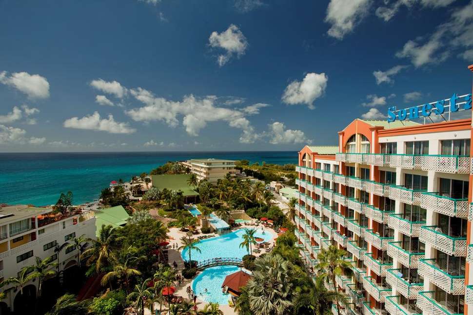 Een foto van het zwembad bij Sonesta Maho Beach Resort & Casino