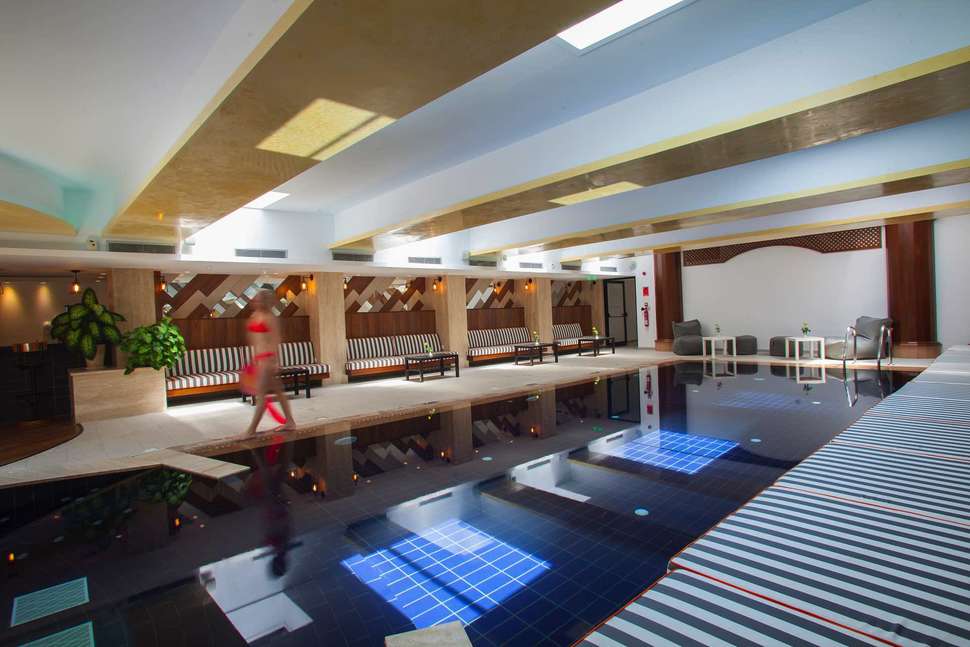 Een foto van het zwembad bij Cavo Maris Beach Hotel