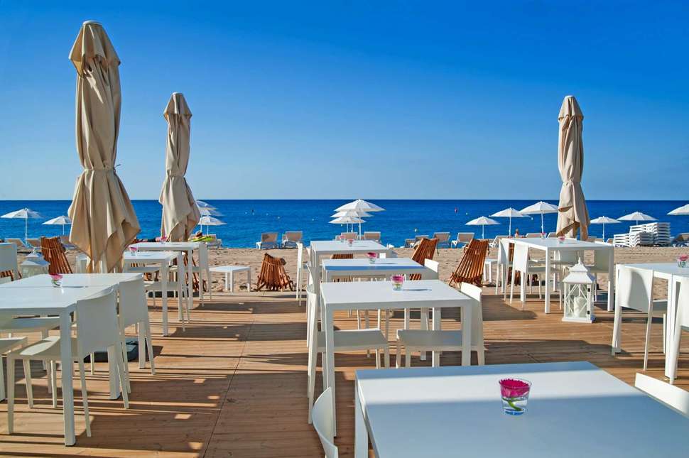 Een foto van het terras bij Hotel Bernat II