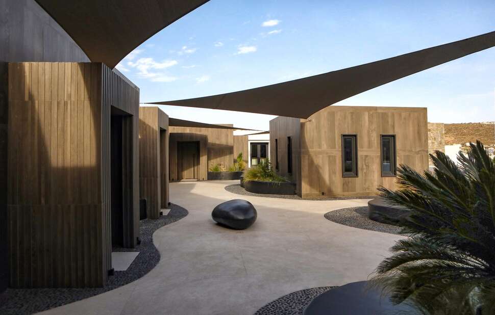 Een foto van de buitenkant van Aeonic Suites & Spa