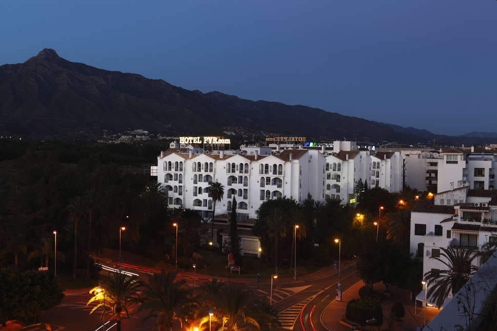 Een foto van de buitenkant van Hotel Occidental Puerto Banus