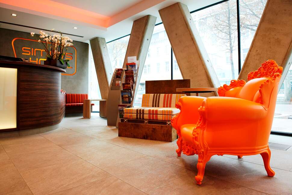 Een foto van het interieur van Simm's Hotel