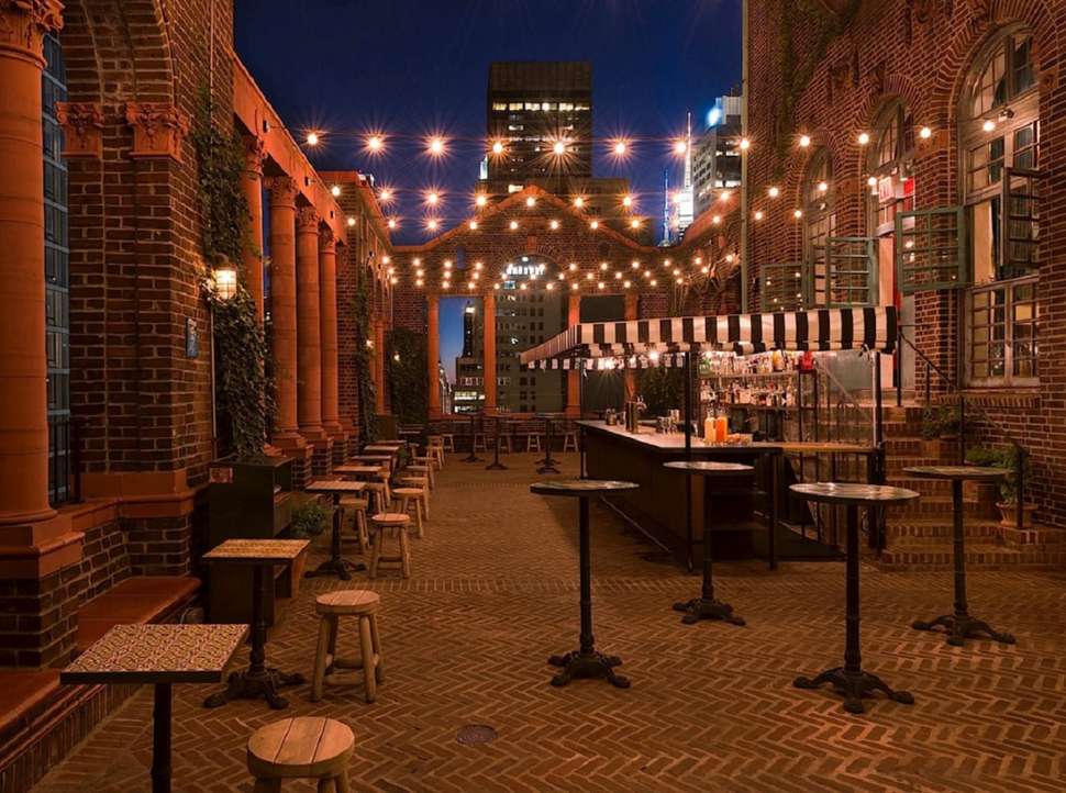 Een foto van het terras bij Pod 39 Hotel