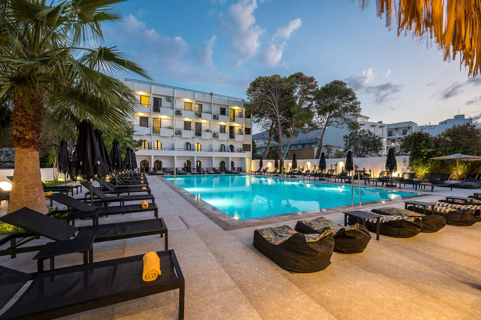 Een foto van het zwembad bij Heronissos Hotel