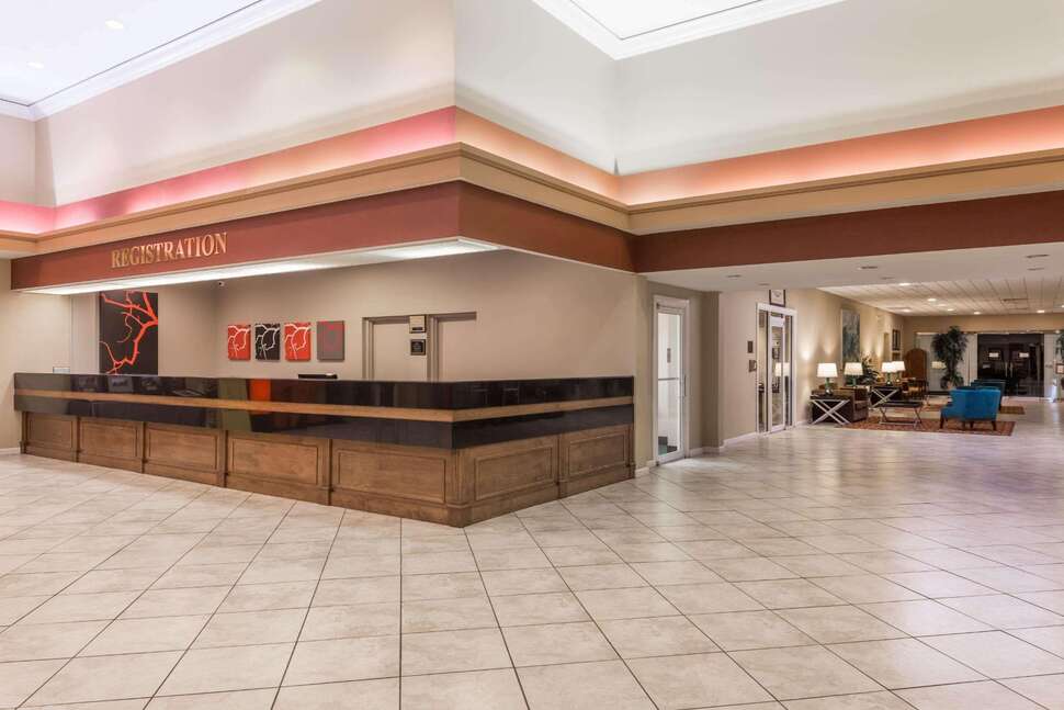 Ein Foto Ramada by Wyndham Kissimmee Gateway