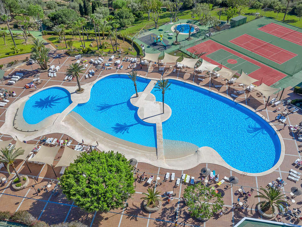 Een foto van het zwembad bij Club Cala Romani