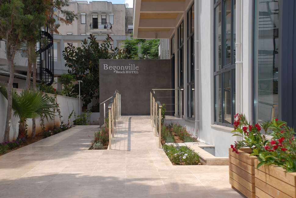 Een foto van de buitenkant van Begonville Beach Hotel