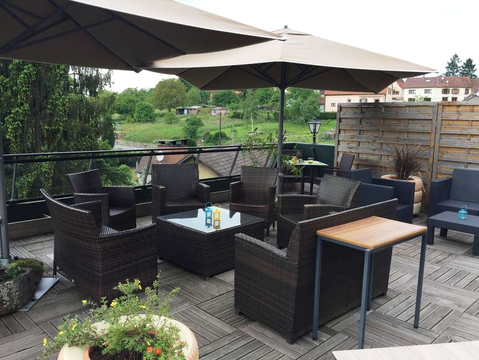 Een foto van het terras bij Hotel Aux Trois Roses