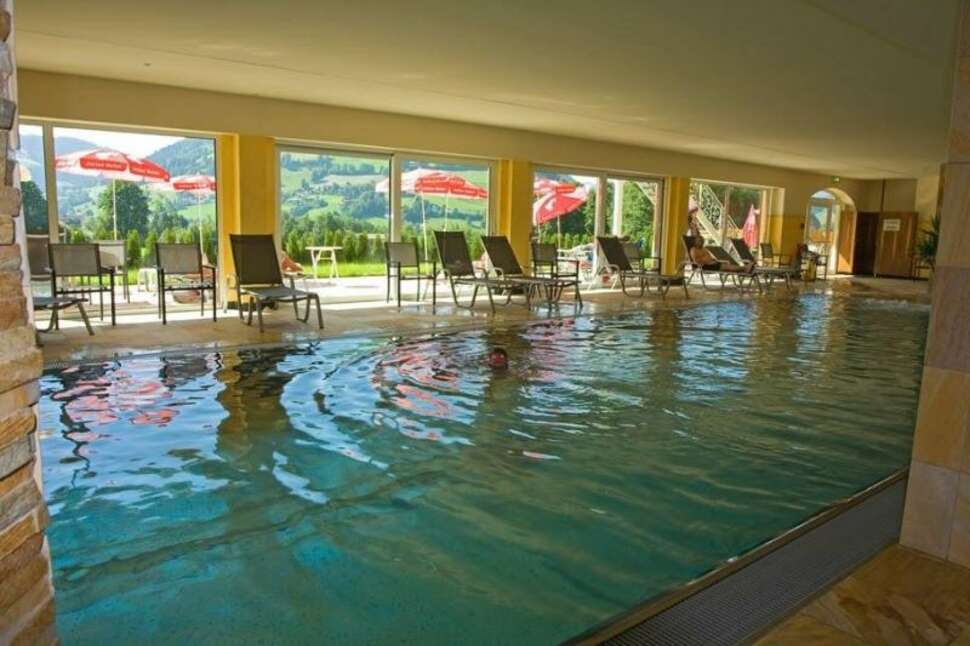 Een foto van het zwembad bij Hotel Harfenwirt