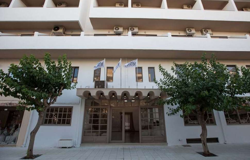 Een foto van de buitenkant van Apollon Hotel