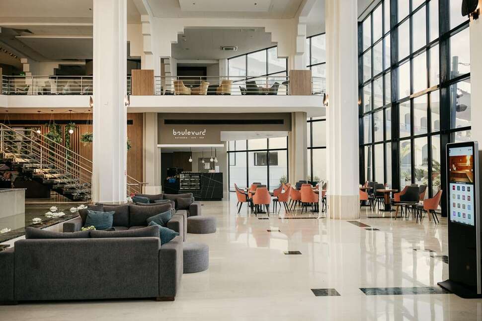 Een foto van het interieur van St. George Hotel Spa & Beach Resort