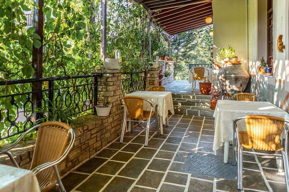 Een foto van het terras bij Hotel Matina