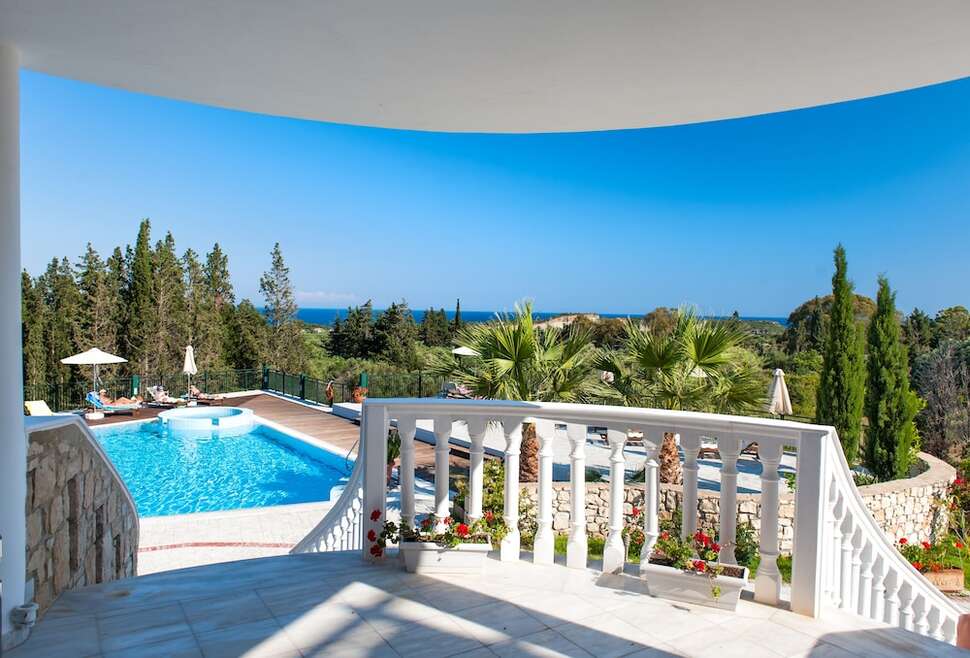 Een foto van het zwembad bij Belvedere Luxury Suites