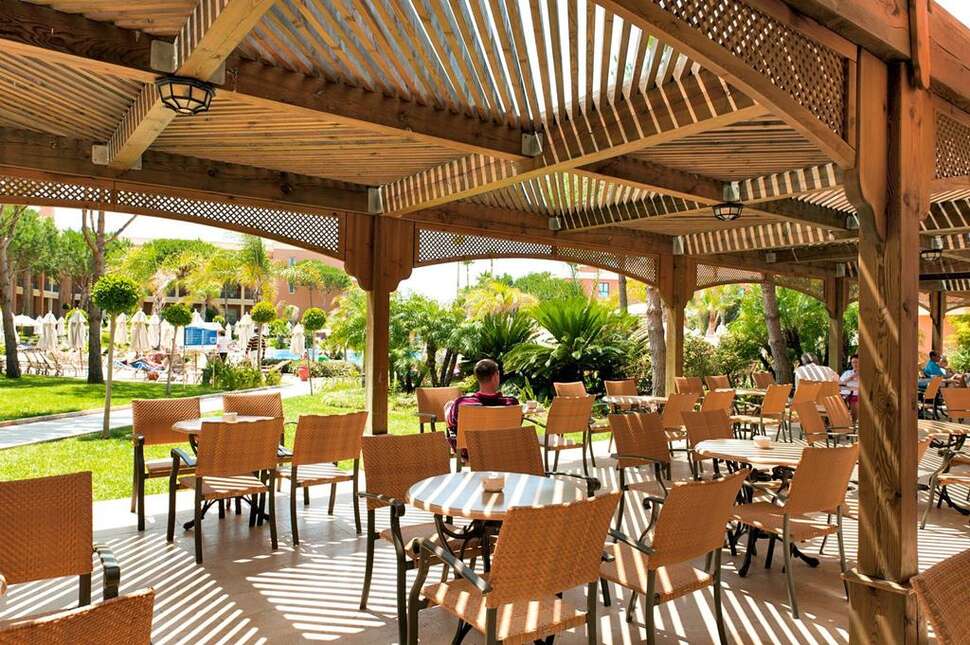 Een foto van het terras bij Hipotels Barrosa Garden
