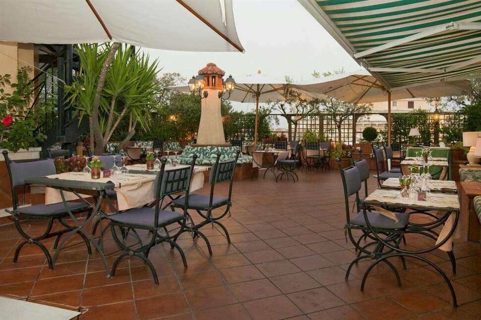 Een foto van het terras bij Hotel Diana Roof Garden