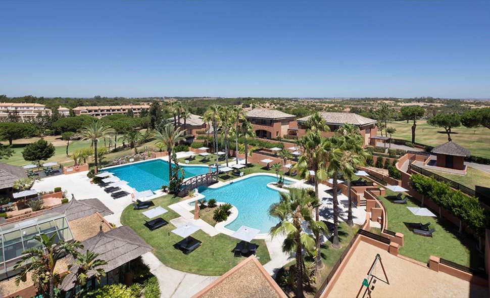 Ein Foto von der Außenansicht des DoubleTree by Hilton Islantilla Golf Resort