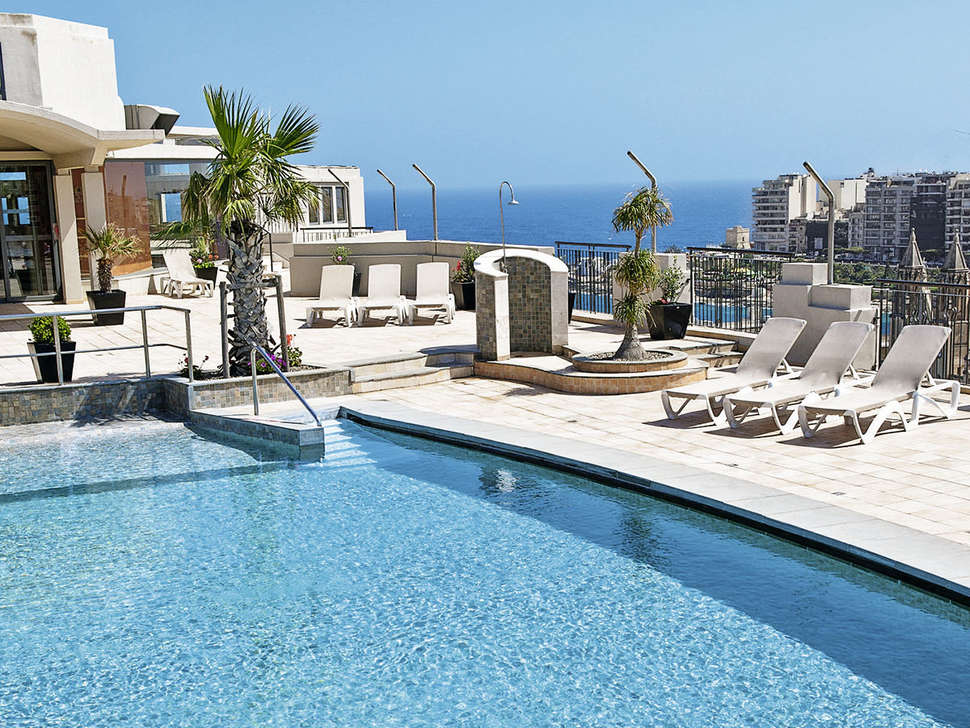 Een foto van het zwembad bij Malta Marriott Hotel & Spa
