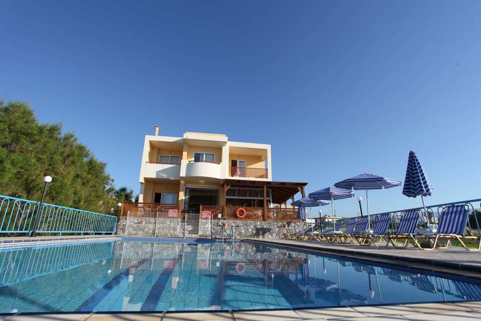 Ein Foto vom Pool im Danaos Beach Apartments