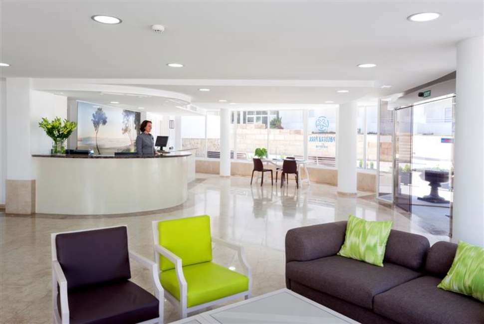 Een foto van het interieur van Allsun Hotel Paguera Park