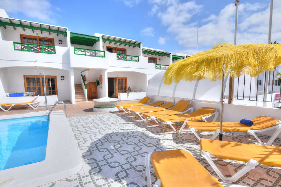 Een foto van het terras bij Appartementen Isabel