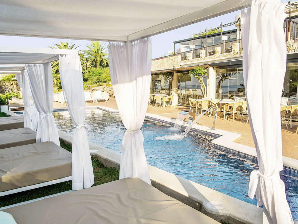 Een foto van het zwembad bij Pierre & Vacances Premium Menorca Binibeca