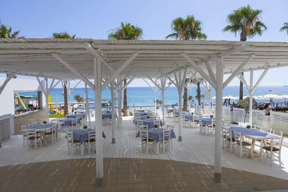 Een foto van het terras bij Constantinos The Great Beach