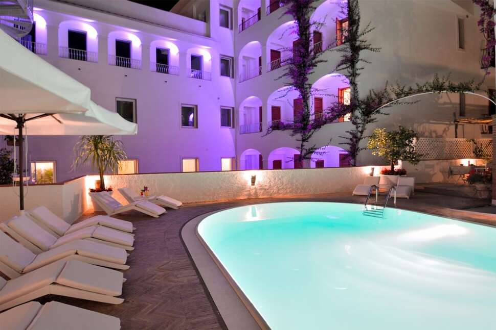 Een foto van het zwembad bij Hotel Villa Romana