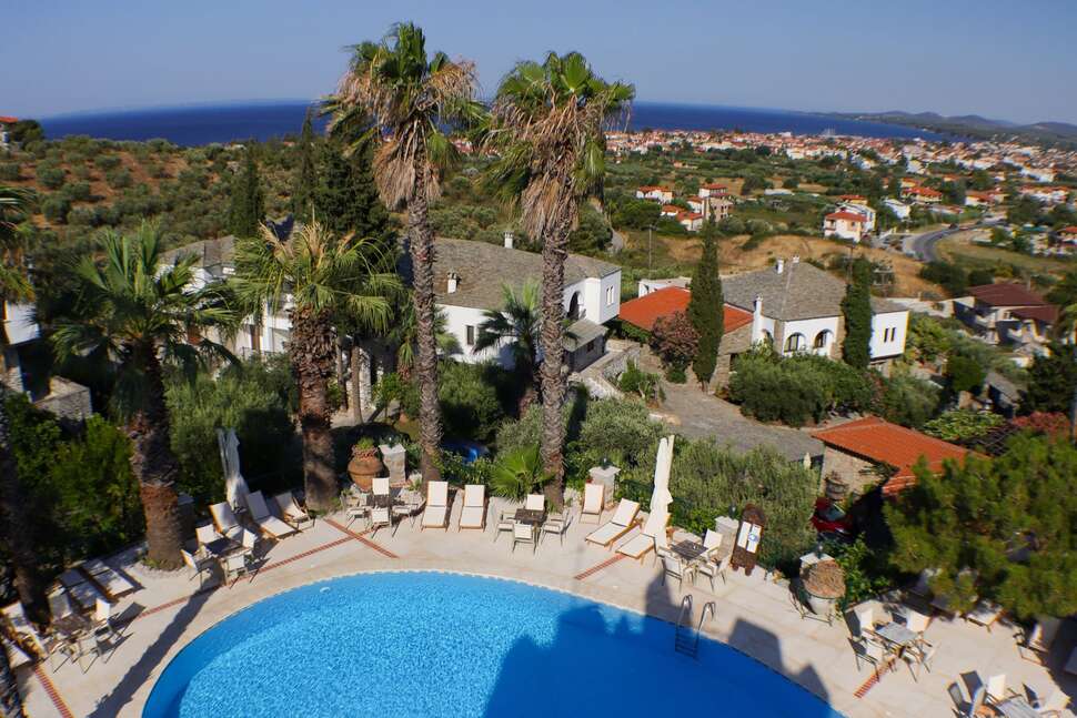 Een foto van het zwembad bij Geranion Village
