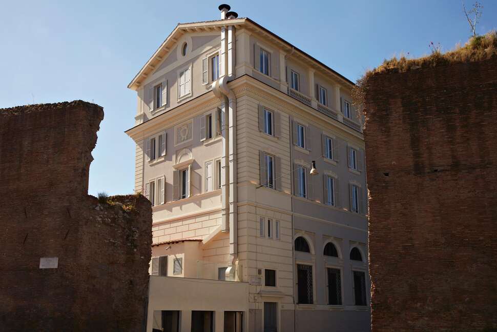 Een foto van de buitenkant van The Building