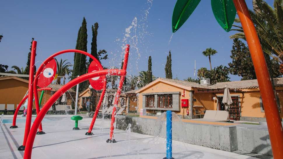 Een foto van het zwembad bij Suites & Villas by Dunas