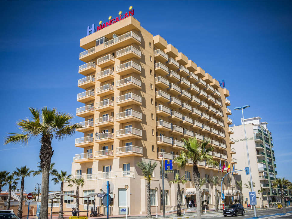 Een foto van de buitenkant van Poseidon La Manga Hotel & Spa