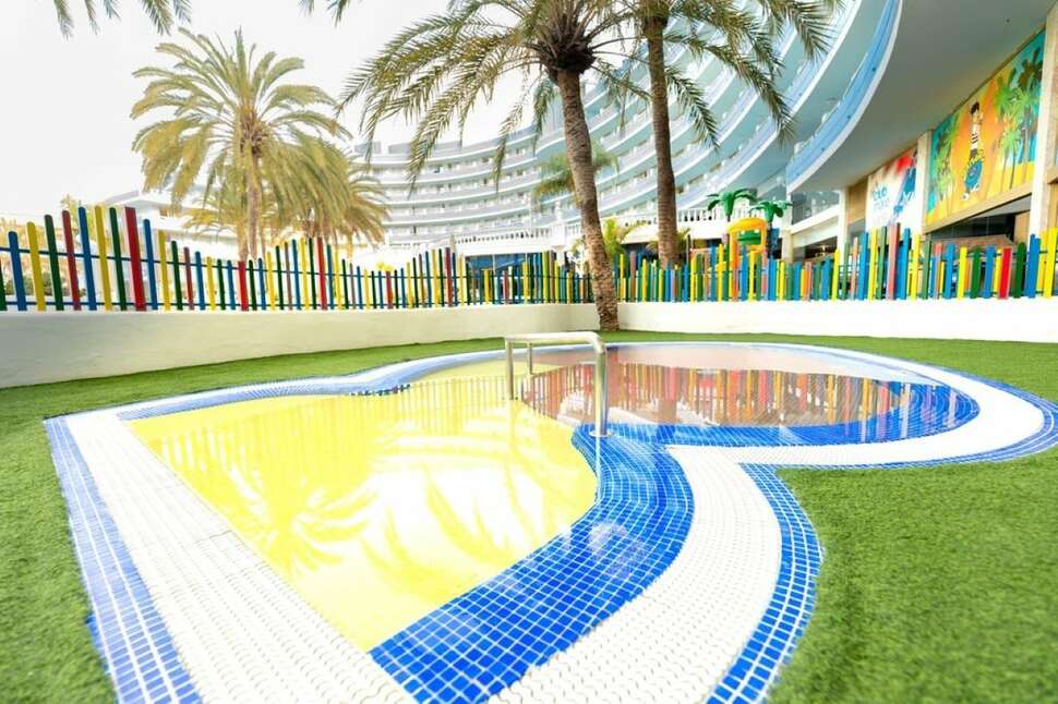 Ein Foto vom Pool im Mediterranean Palace Hotel