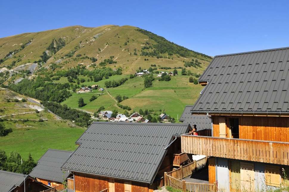 Een foto van de buitenkant van Les Chalets des Ecourt