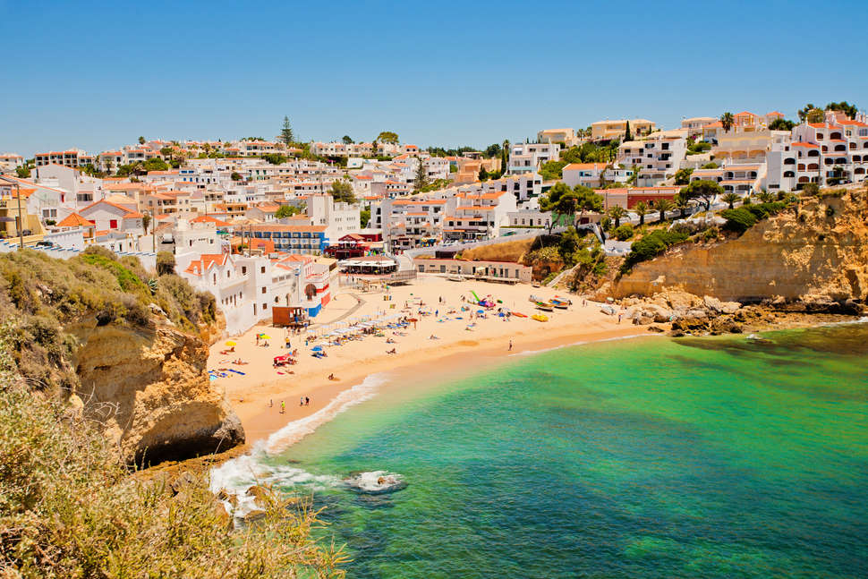 Een foto van het strand bij Carvoeiro Garden Hotel