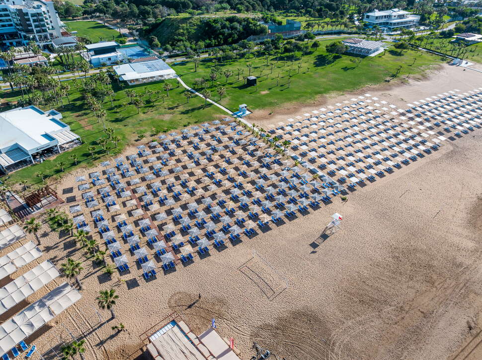 Een foto van het strand bij Sural Saray