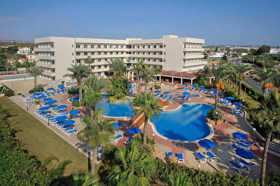 Een foto van het zwembad bij Nissiana Hotel