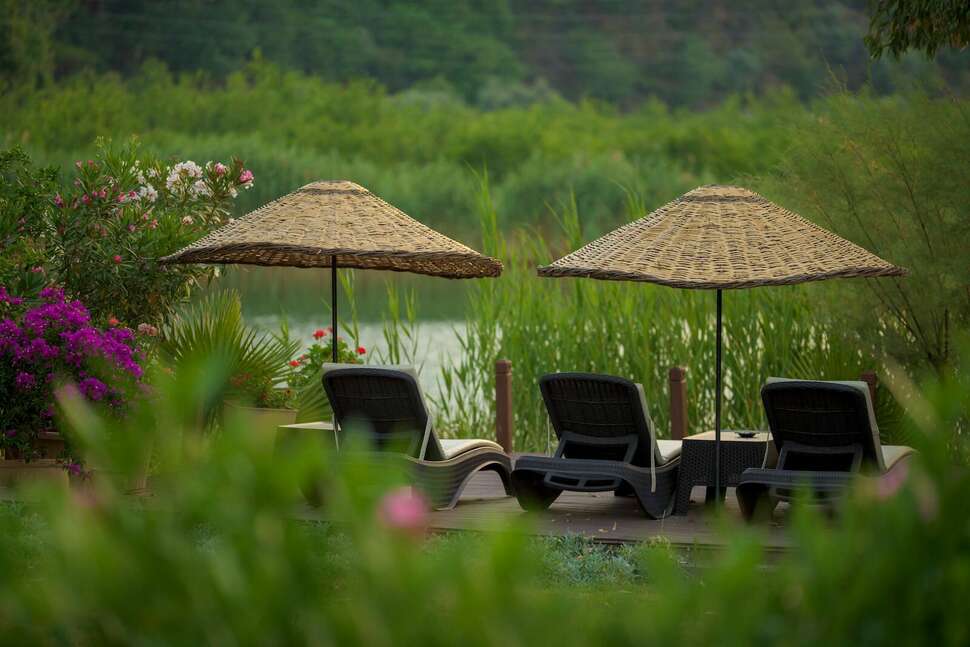 Een foto van het terras bij Dalyan Resort Hotel