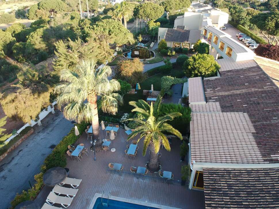 Een foto van de buitenkant van Hotel Pinhal do Sol