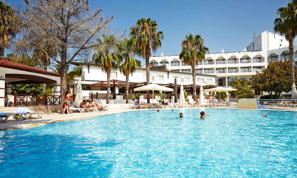 Een foto van het zwembad bij Serra Park Hotel