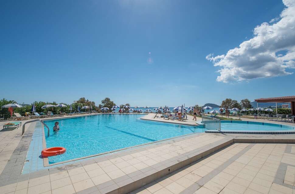 Een foto van het zwembad bij Astir Beach Hotel