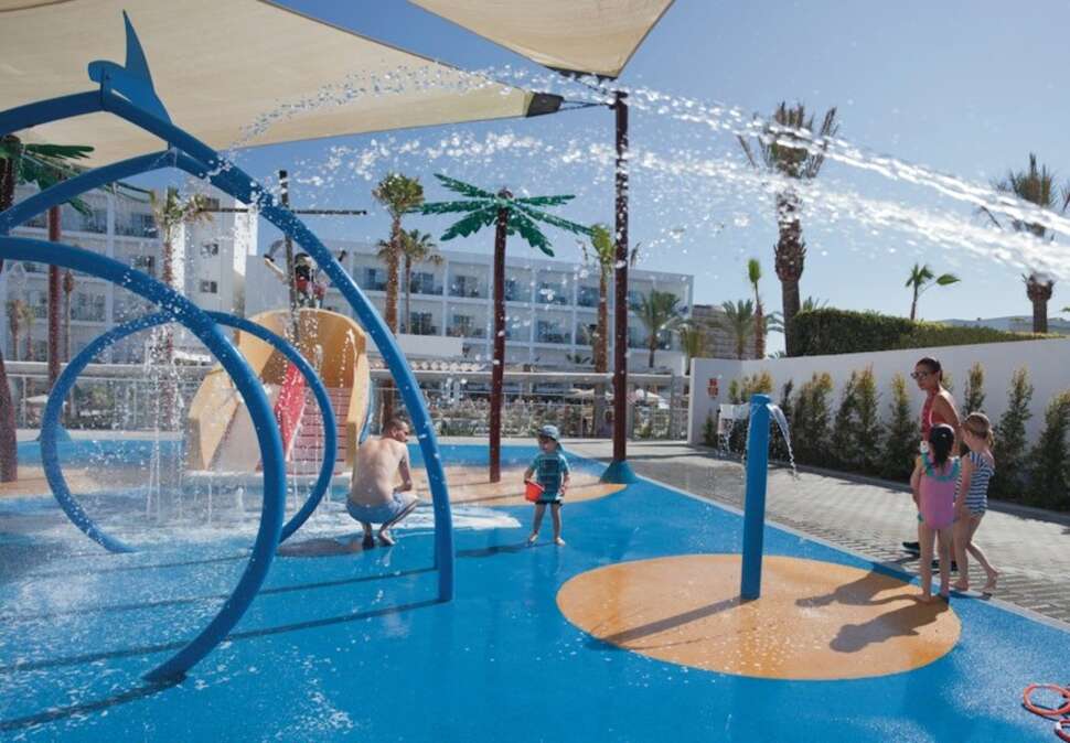 Een foto van het zwembad bij Riu Costa del Sol