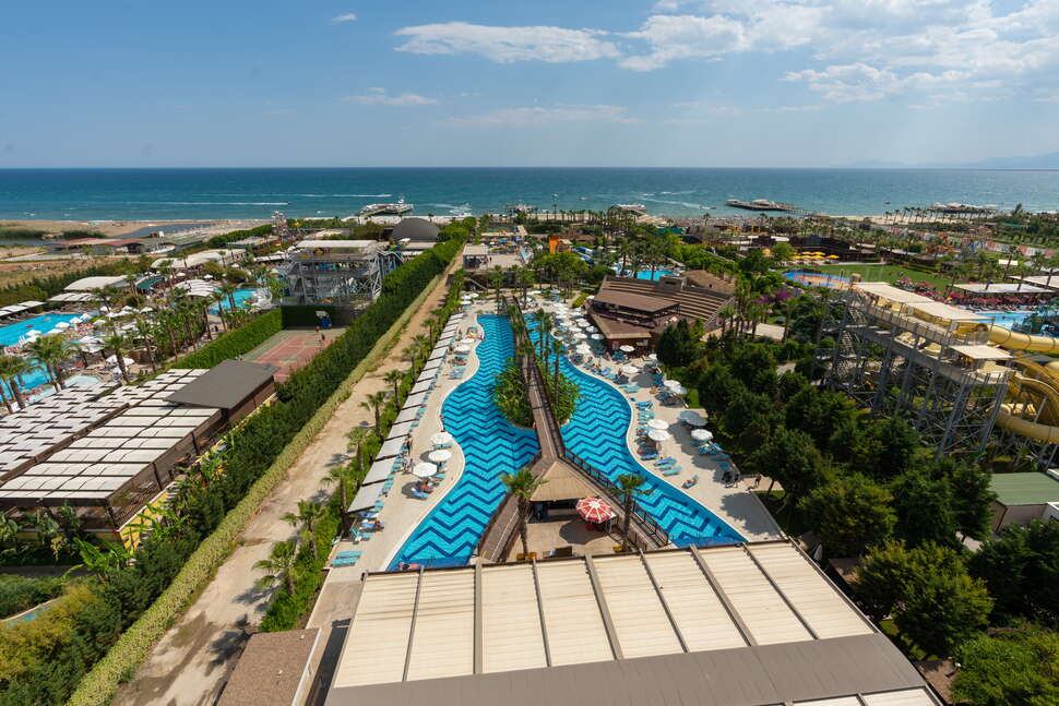 Een foto van het zwembad bij Saturn Palace Resort